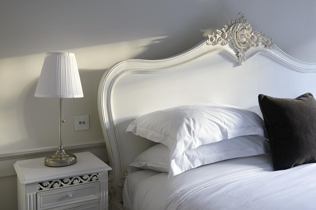 The Bell Inn Hotel Horndon-on-the-Hill Habitación foto